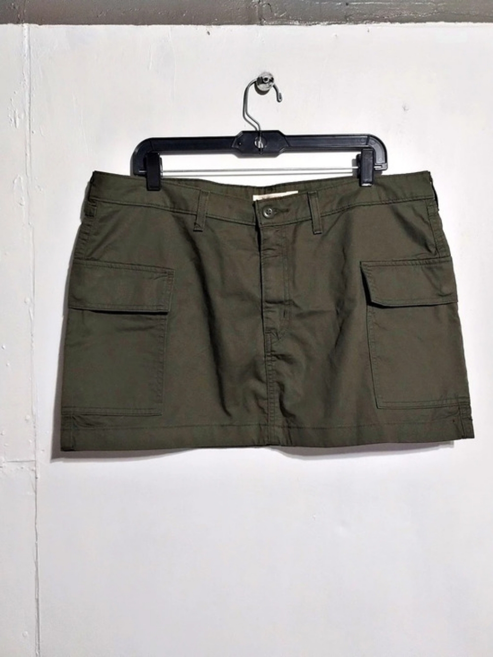 Women's Cargo Skirt in Green Like New Size (33)